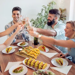 Taco- og hotdogholder i rustfrit st�l med br�t og sk�le